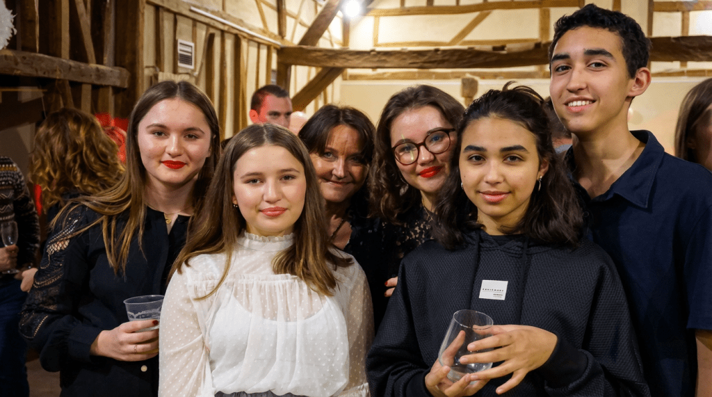 18 ans d’Alexia. Une petite fête, beaucoup de sourires. Mamie entourée de ses cinq petits-enfants, comblée de bonheur. Elle aimait plus que tout ces instants partagés avec eux, ces moments simples où sa joie était entière et évidente.