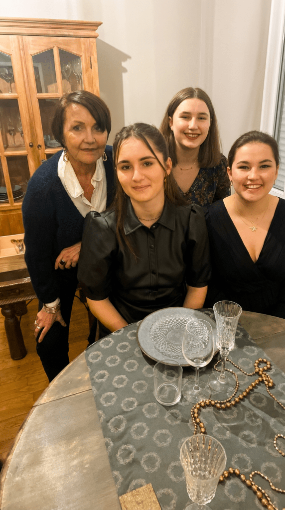 24 décembre 2021 – Réveillon de Noël à la maison. Autour de la table, Mamie entourée de ses petits-enfants, Alexia, Lou-Ann et Prunelle. Des sourires, de la complicité et la douceur d’un Noël partagé en famille, des instants simples et précieux qui resteront à jamais gravés dans nos cœurs.