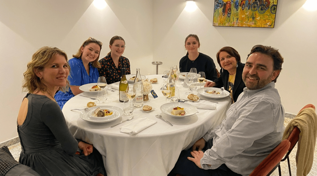 15 avril 2022 – Troyes. Au restaurant pour célébrer les 20 ans de Lou-Ann. Autour de la table : Vincent, Séverine, Mamie, Prunelle, Alexia et, bien sûr, Lou-Ann. Un moment de partage, de sourires et de bonheur simple, comme on les aimait tant.