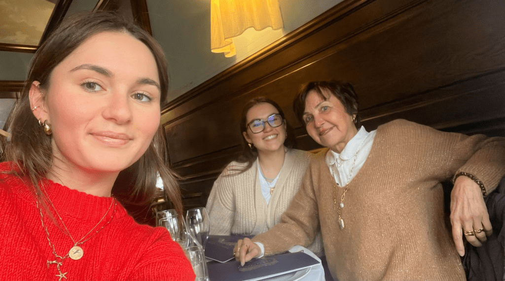 18 décembre 2024 – Reims. Mamie et Alexia rendaient visite à Lou-Ann. Un instant suspendu, fait de douceur, de rires partagés et de cette présence si chère qui rend chaque moment inoubliable.