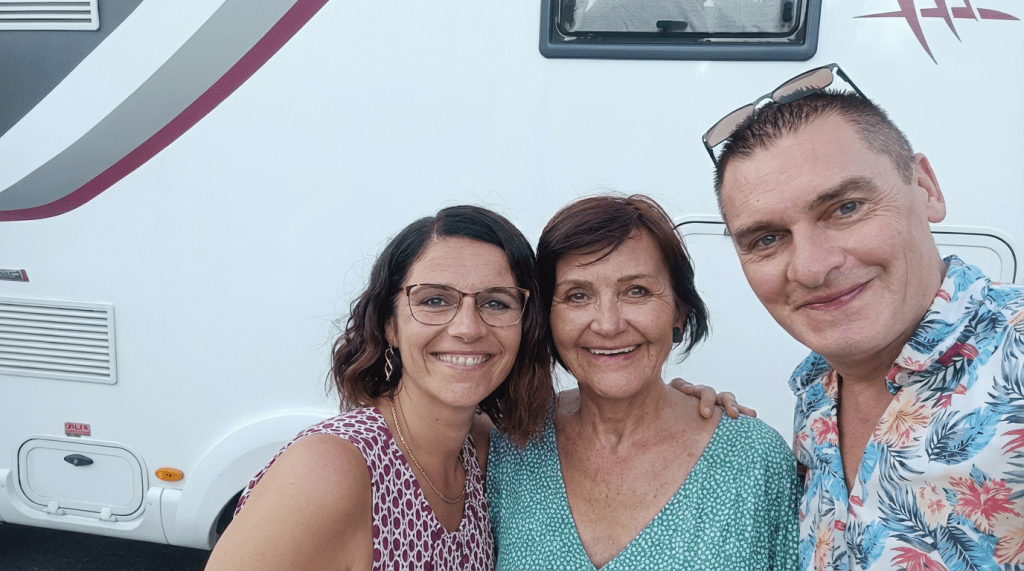 Août 2024. Visite surprise de Bruno et Caro chez Maman. Je me souviens encore de cet appel : Bruno me demande son numéro « juste pour lui faire un coucou », puis ajoute qu’il est encore en Auvergne et sera à Troyes le lendemain pour lui présenter sa femme. Plus de dix ans sans se voir, et pourtant la même évidence retrouvée. Leur point commun : cette spontanéité sincère qui les faisait immédiatement se reconnaître.