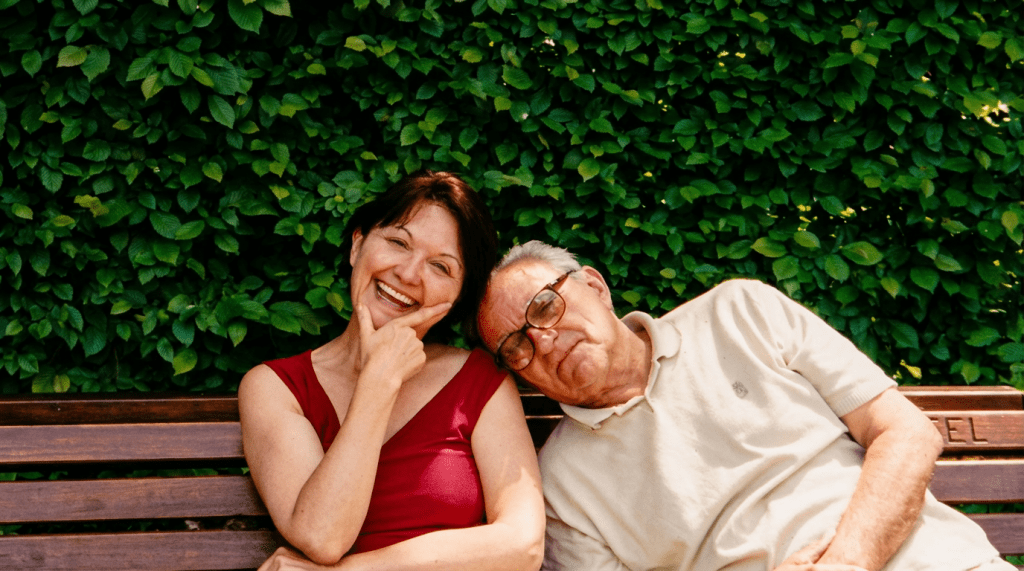 Juin 1989, Nice. Maman saisit l’opportunité d’une mission aux Pages Jaunes et choisit de la vivre pleinement… en emmenant son père, Pépère, avec elle. Quelques mois hors du temps, complices et heureux. Elle disait souvent combien ce séjour partagé avait été merveilleux. Présenté à toute l’équipe commerciale, Pépère était devenu la mascotte, apportant sa bonne humeur à chacun. Un souvenir lumineux de tendresse et de joie partagée.