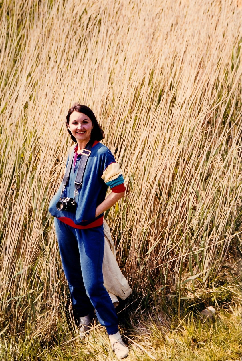 Juin 1983, île d’Yeu. Maman lors d’un stage photo, aux côtés de Didier et Suzelle de Trinité Photo. Une image qui la résume si bien : le sourire toujours présent, une femme libre, émancipée et profondément autonome, déjà tournée vers le monde qu’elle observait à travers son objectif.