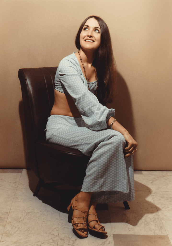 1969. Le temps d’une séance, Martine devient modèle. Elle s’y abandonne avec naturel et plaisir. Son sourire éclaire l’instant, sa beauté est évidente, lumineuse, presque insouciante. Une grâce simple, capturée sans le savoir, qui traverse les années.