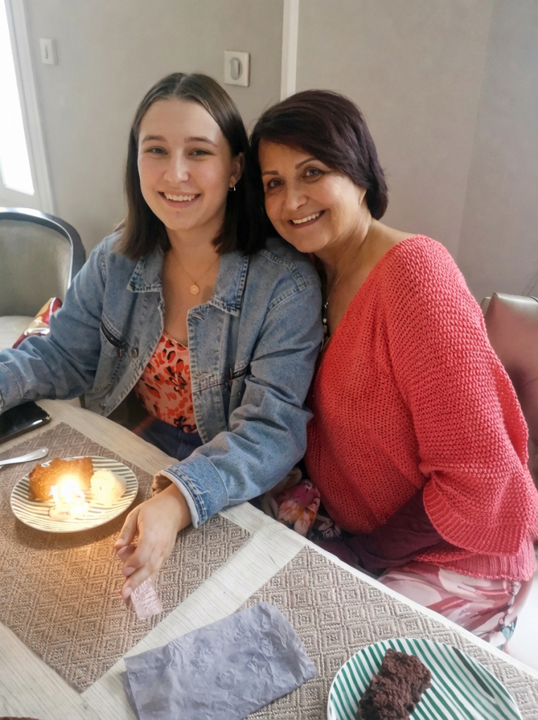 16 septembre 2024. Comme toujours, Mamie était présente pour les 18 ans de Prunelle. Souriante, heureuse et fière de la jeune femme qu’elle voyait devenir. Elle aimait passer du temps avec la benjamine de ses petits-enfants — simplement être là, partager, écouter. Une belle journée, lumineuse, faite de tendresse et de souvenirs précieux.