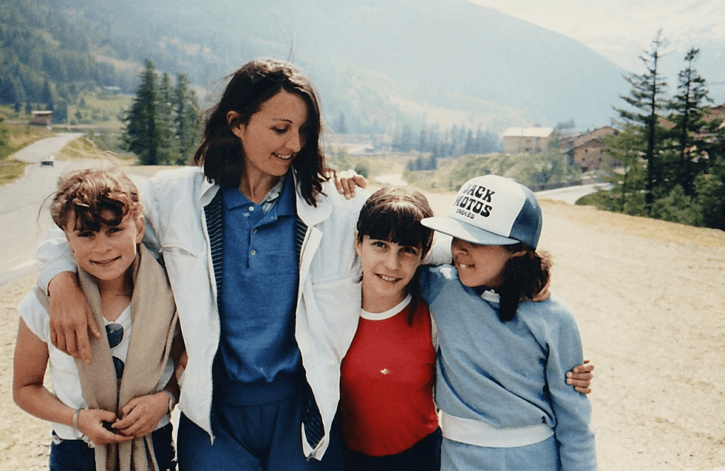 Mai 1983, en classe verte à la montagne. Maman nous accompagne et veille sur toute la classe avec une attention naturelle et généreuse. Elle était heureuse, pleinement à sa place. Cette photo avec Morgane et Alice capture ce bonheur simple, sincère, celui d’être là pour les autres.
