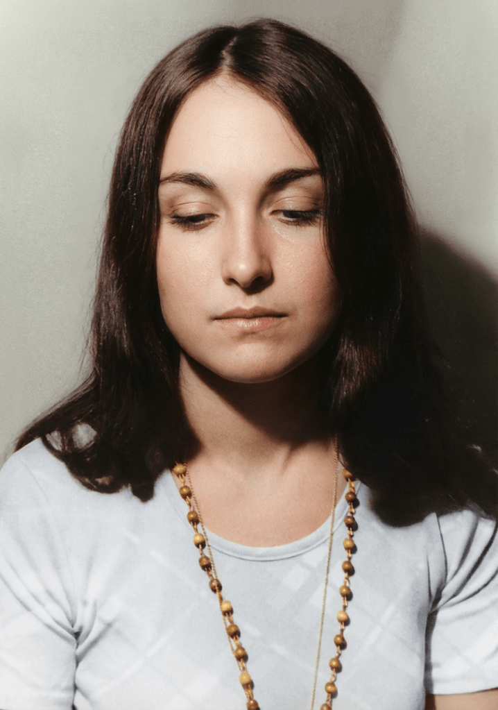 1967. Une autre prise de mode. Martine se prête au jeu du photographe, sans artifice. Le regard baissé, elle laisse affleurer une part de mystère. Une beauté calme, intérieure, presque secrète — celle qui ne cherche pas à se montrer, mais qui s’impose d’elle-même.