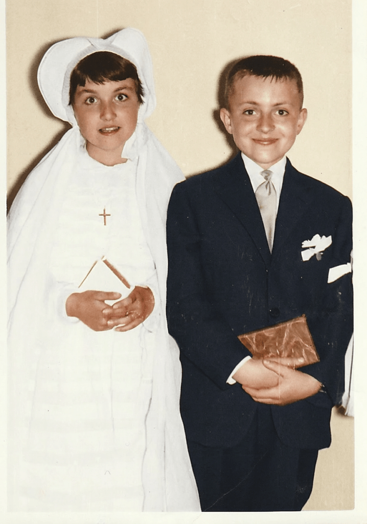 1960 – Communion solennelle à Notre-Dame-des-Trévois, à Troyes. Martine et son frère Philippe, côte à côte, dans la solennité du moment et l’innocence de l’enfance.