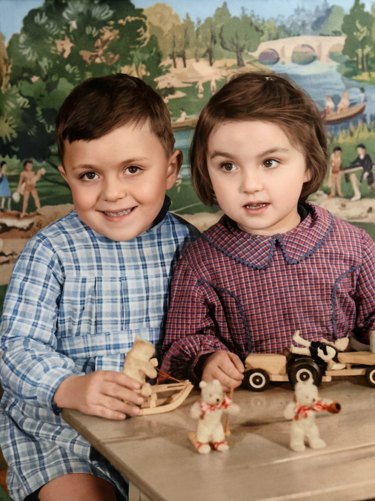 1954 – École Jean Macé, à Troyes. Martine et son frère Philippe, complices et concentrés sur leurs jeux, déjà unis par ce lien discret de l’enfance.