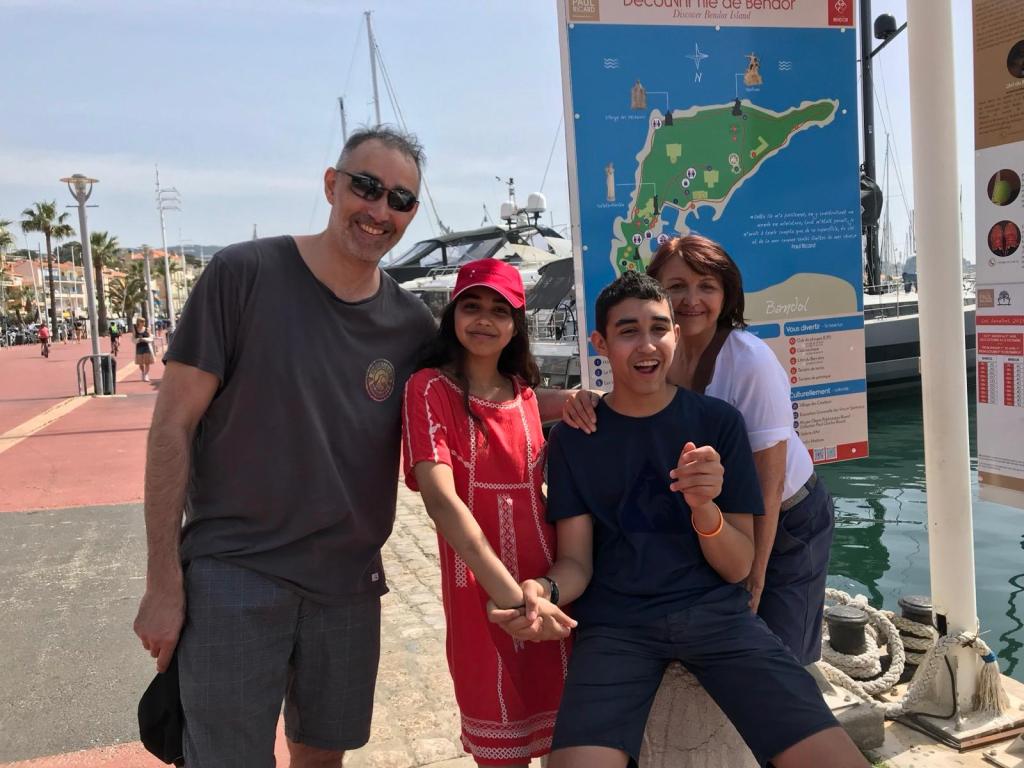 Bandol, avril 2018. Dix jours extraordinaires à découvrir la Provence, ses villages, son vin et sa cuisine. Un merveilleux moment partagé en famille, rythmé par les rires, la complicité… et, comme toujours, de longues marches à pied qui font partie de nos plus beaux souvenirs.