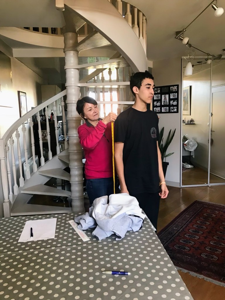 Février 2019.
Martine, concentrée et attentionnée, prenait les mesures pour ajuster le costume de Yony et la robe d’Eden, alors témoins d’un mariage.
Elle tenait à ce qu’ils soient impeccables, jusque dans les moindres détails.
Et devinez quoi… c’était parfaitement réussi.
Merci Mamie, pour ce souci de l’autre, cette exigence du beau, et tout cet amour.