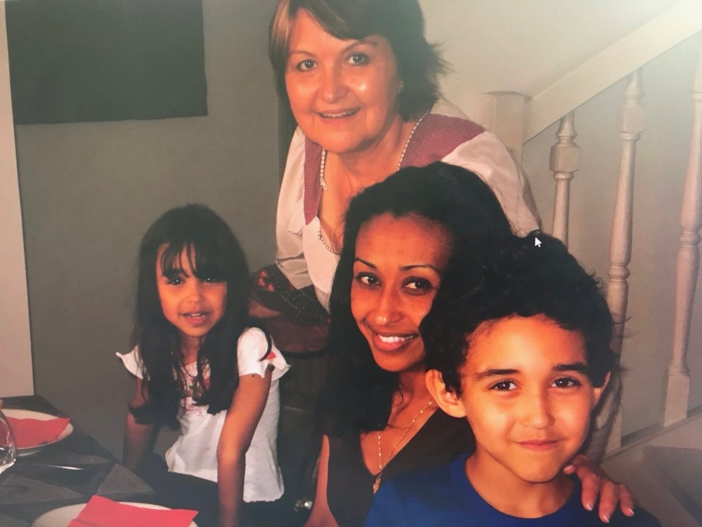 Repas de Noël – décembre 2011. Un moment simple et joyeux partagé avec Mamie. Autour de la table, la fête, les sourires et l’excitation de Noël : Yony et Eden, ravis de leurs cadeaux, illuminaient la soirée de leur bonheur