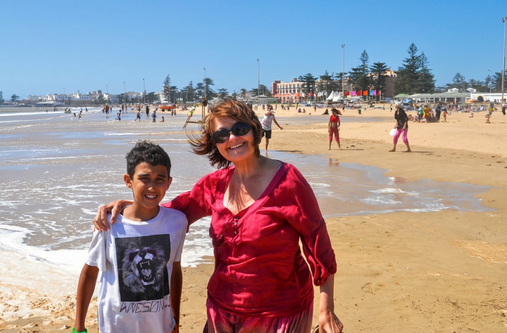 25 juillet 2013 — Plage d’Essaouira, Maroc. Maman et Yony, les pieds dans le sable, portés par le vent et les sourires. Une journée simple et lumineuse, gravée à jamais dans nos mémoires.