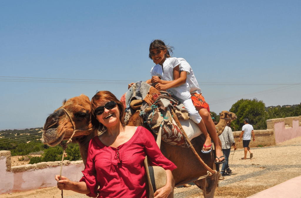 24 juillet 2013 — Une parenthèse marocaine. Maman, Yony et Eden en balade sur un dromadaire. Un voyage rempli de sourires et de chaleur, au Maroc qu’elle aimait tant. Un souvenir précieux, gravé pour toujours.