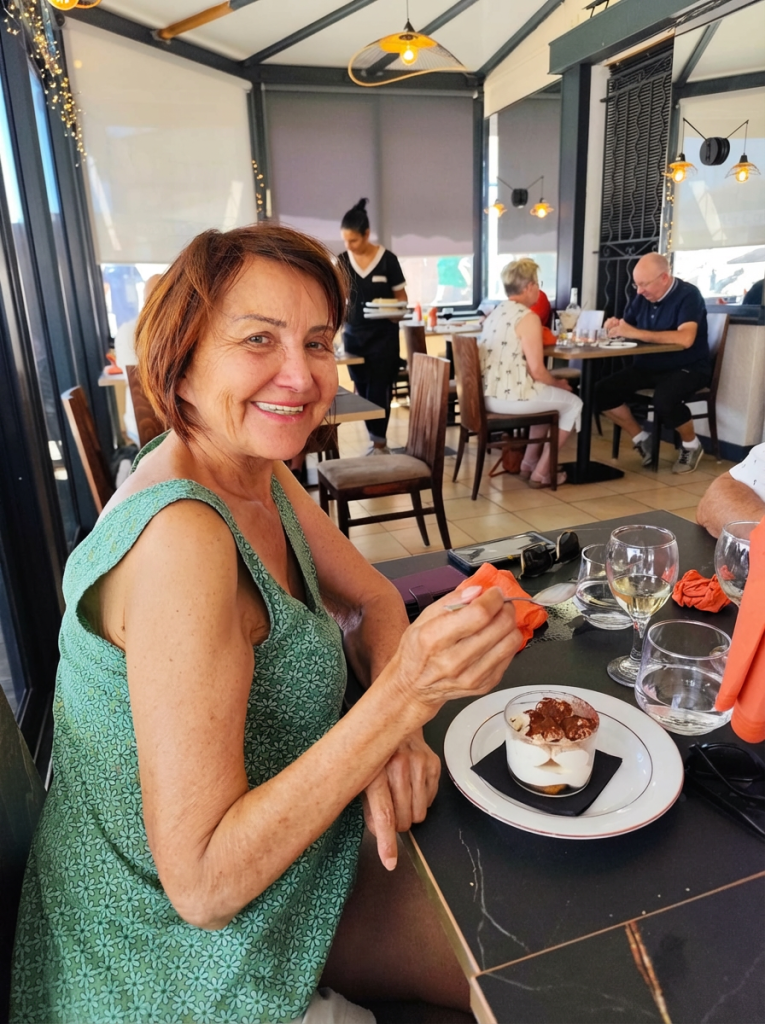 Sète, 9 juillet 2025. Déjeuner partagé avec Gilles et sa famille, le temps d’une escapade depuis Mèze où ils séjournaient pour la semaine. Une promenade dans Sète, une ville que Gilles et Martine aimaient tant, puis l’après-midi à la plage. Une très belle journée, comme toujours, faite de sourires et de moments précieux.