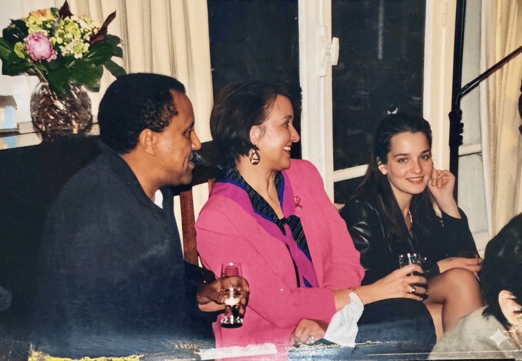 Septembre 1997 — Paris 7 Une soirée intime organisée par la famille de Mekdes pour célébrer notre mariage. Nous étions une vingtaine, réunis dans une atmosphère chaleureuse, entre rires, échanges et verres partagés. Au centre, maman, rayonnante. À sa gauche, Meimen, attentif et complice. À sa droite, Sophie, le sourire léger, témoin de ces instants précieux. Une parenthèse de vie simple et vraie, où l’on ne mesurait pas encore à quel point ces moments deviendraient inestimables. Un souvenir profondément ancré, que le temps n’efface pas.
