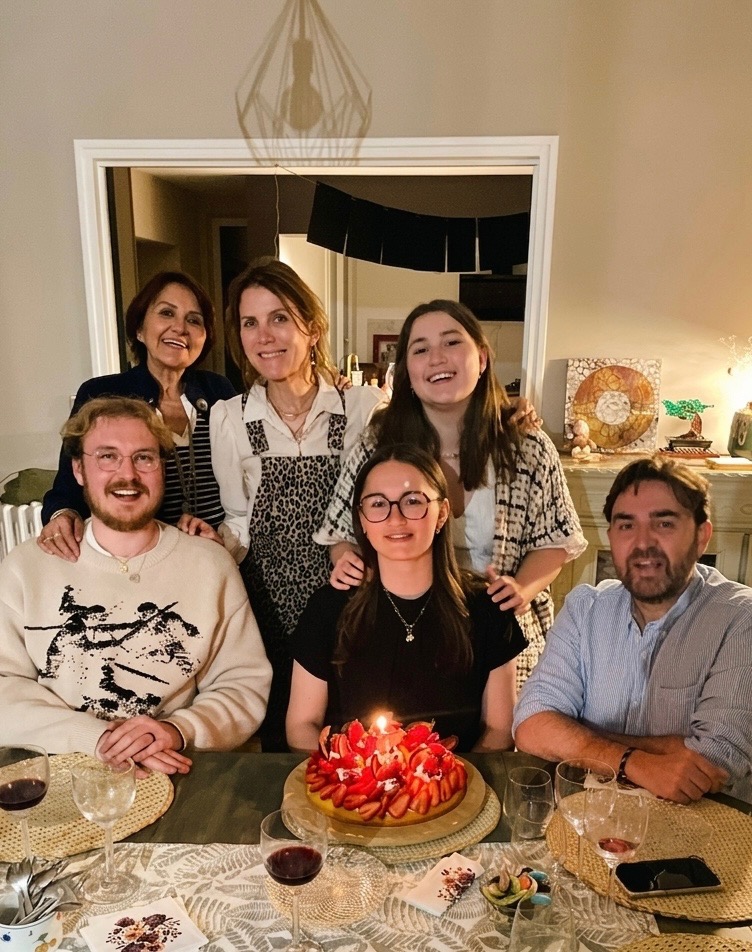 Au centre, Lou Ann fête ses 23 ans devant son gâteau aux fraises, entourée d’Arthur, Prunelle, Séverine et Vincent. Tout le monde est proche, souriant, dans une ambiance familiale et sincère. Mamie est derrière, avec un sourire lumineux qui marque la photo. On sent surtout un moment de partage, naturel et précieux, capturé au bon instant.